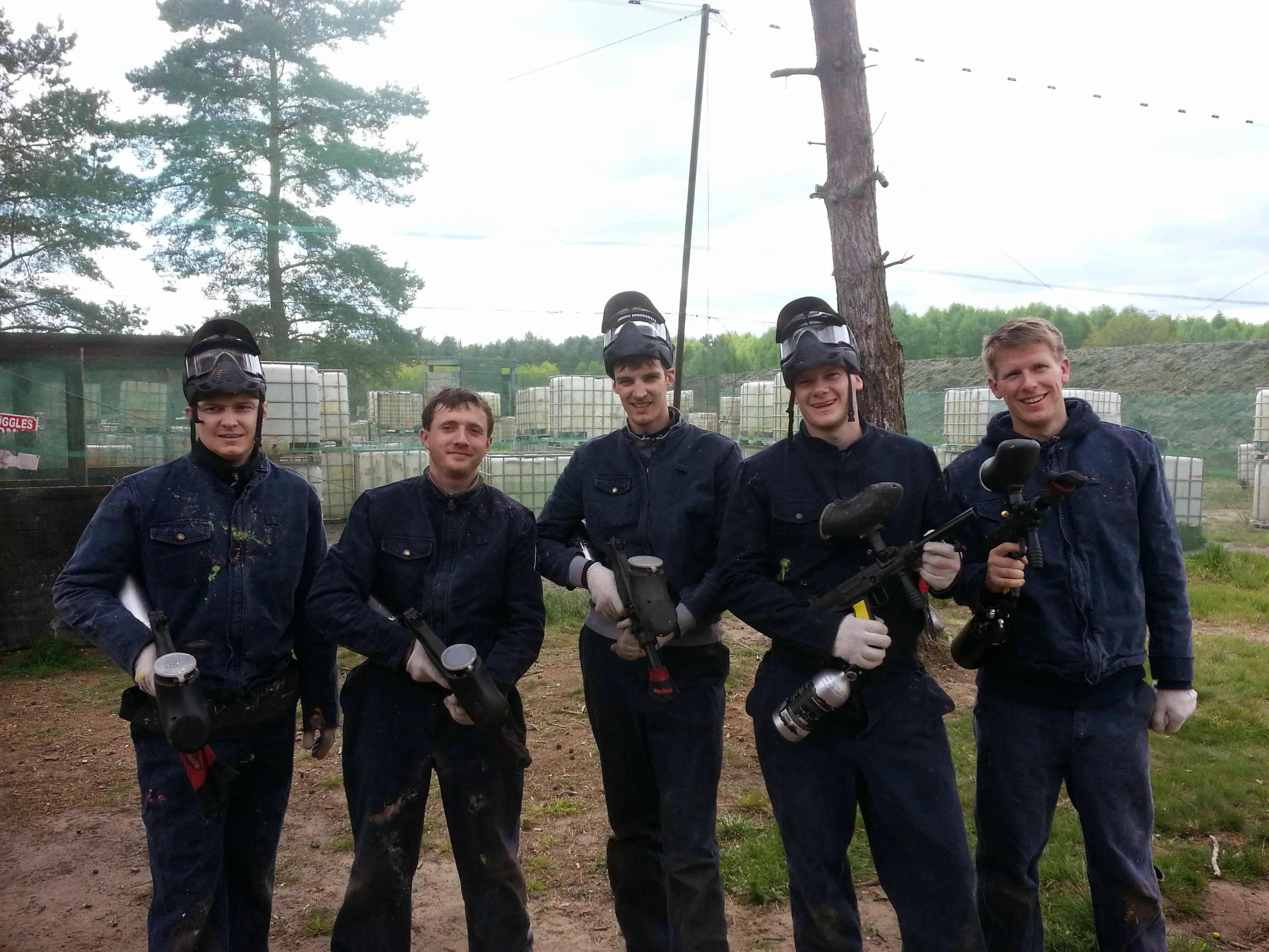 Stefan y sus amigos juegan al paintball