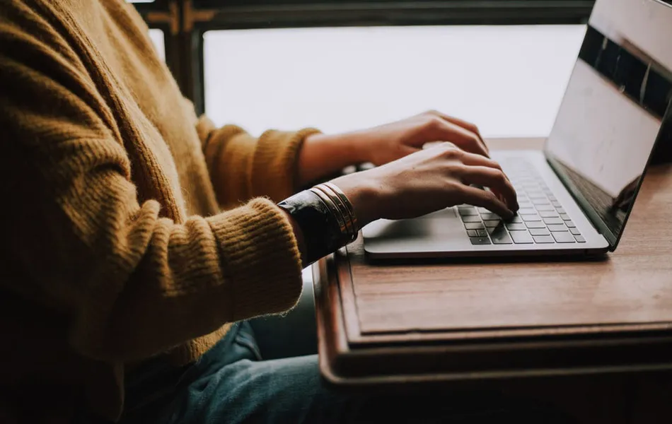 Numérisation - personne assise à un bureau