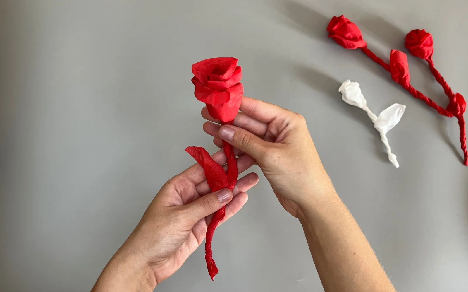 Plier des serviettes en forme de rose - Variante 1