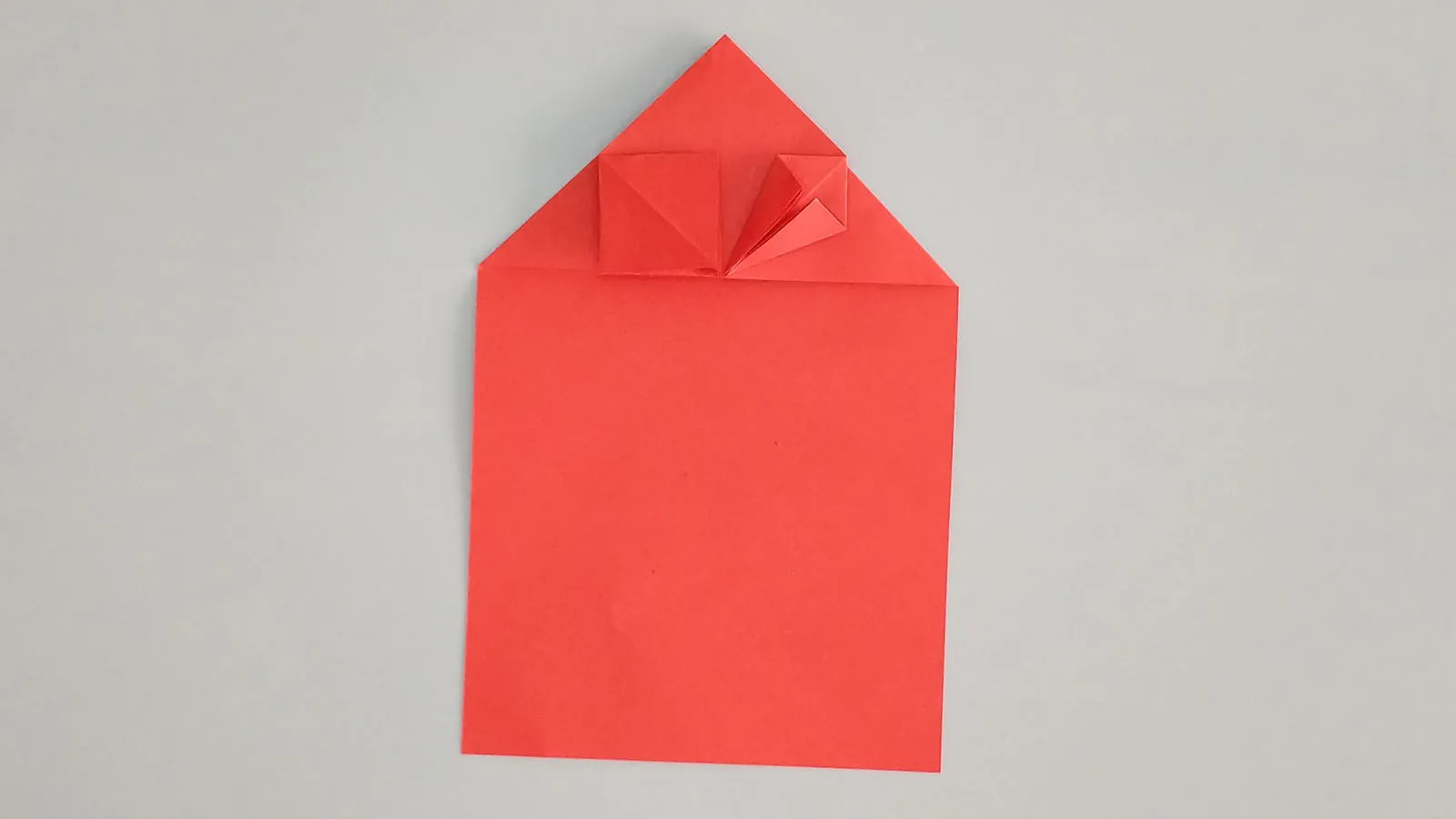 A face un inimioară din hârtie prin tehnica origami, pasul 17