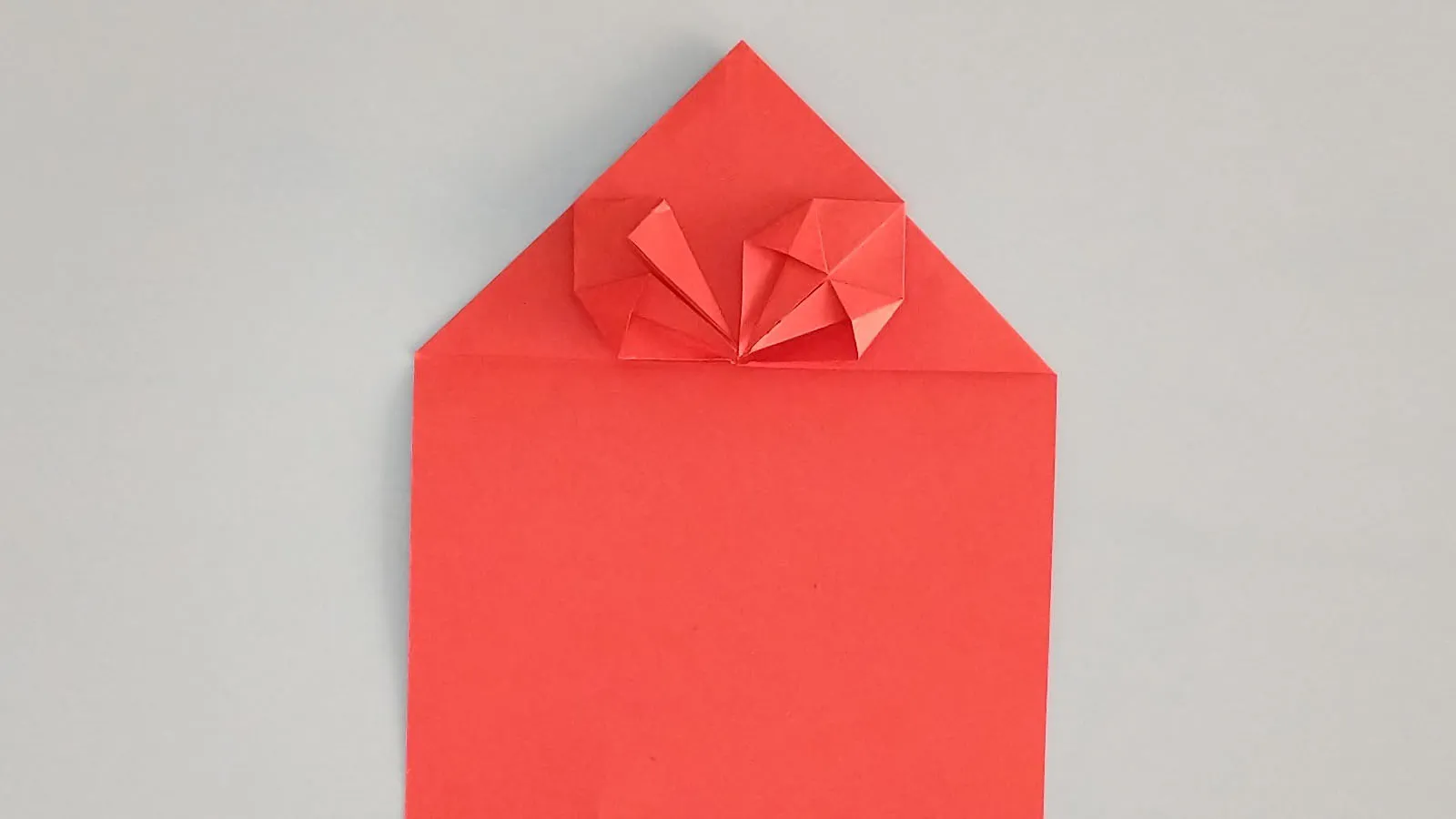 Plegar un corazón de origami de papel paso 24