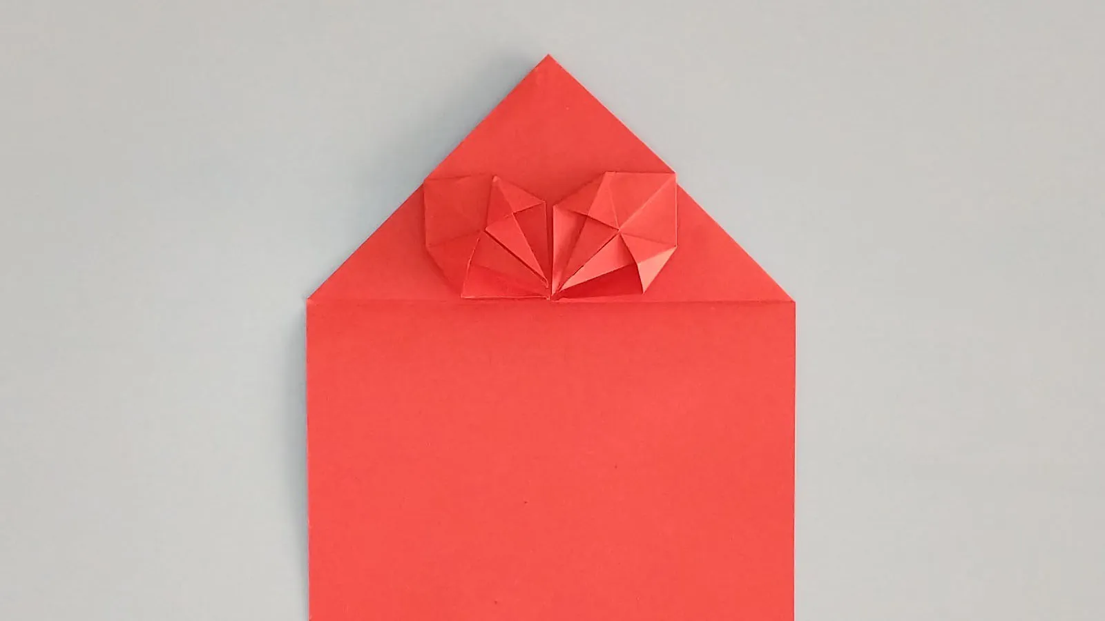 Plegar un corazón de origami de papel paso 25