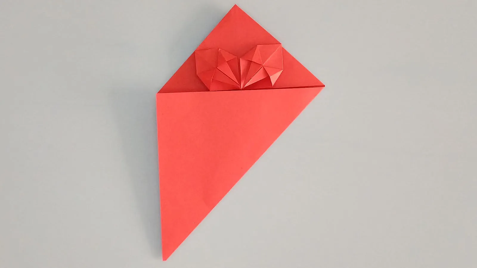 Melipat hati origami dari kertas langkah 26