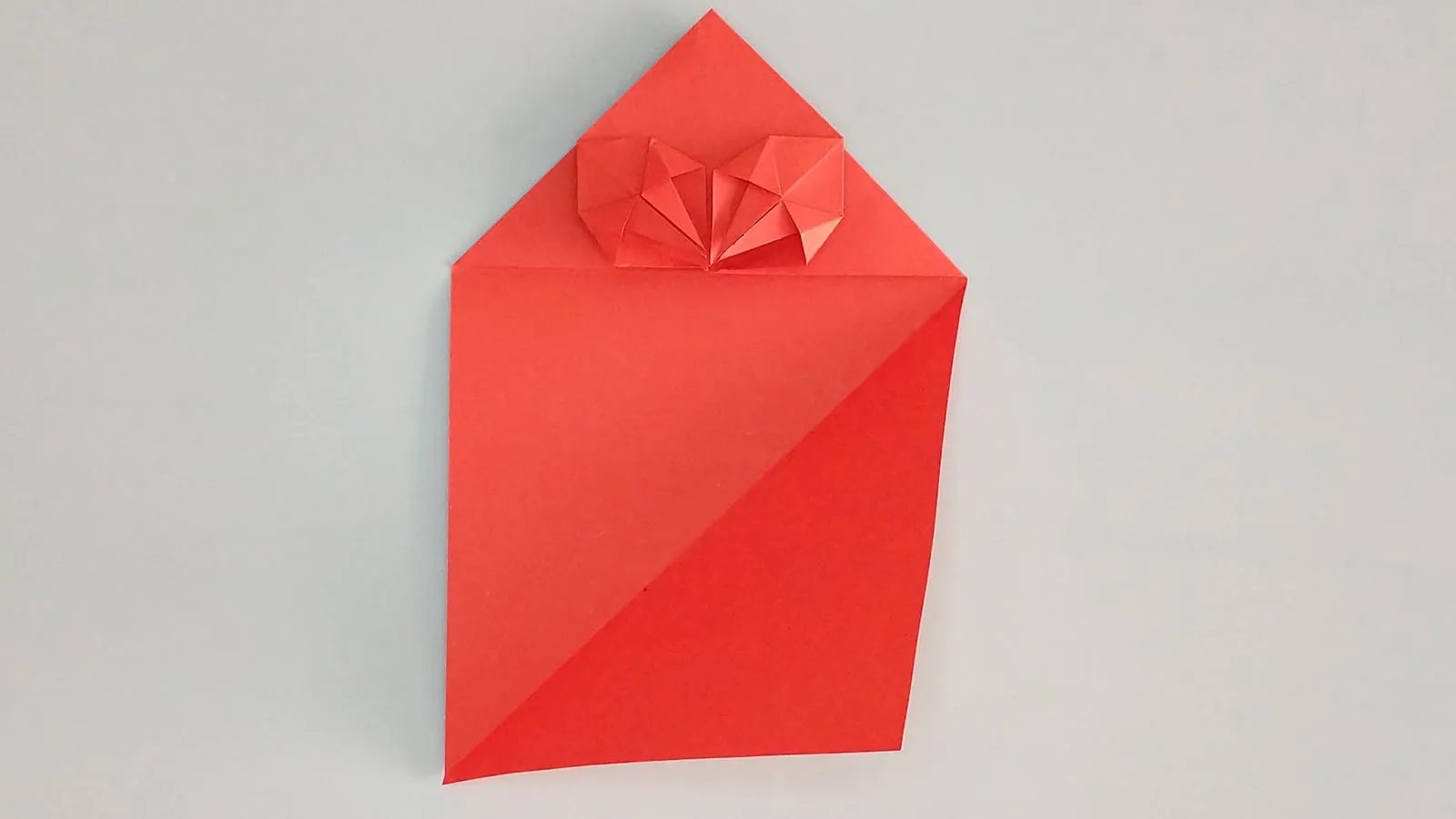 Melipat hati origami dari kertas langkah 27