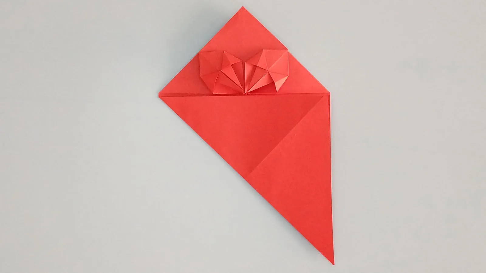 Kağıttan origami kalp katlama adımı 28