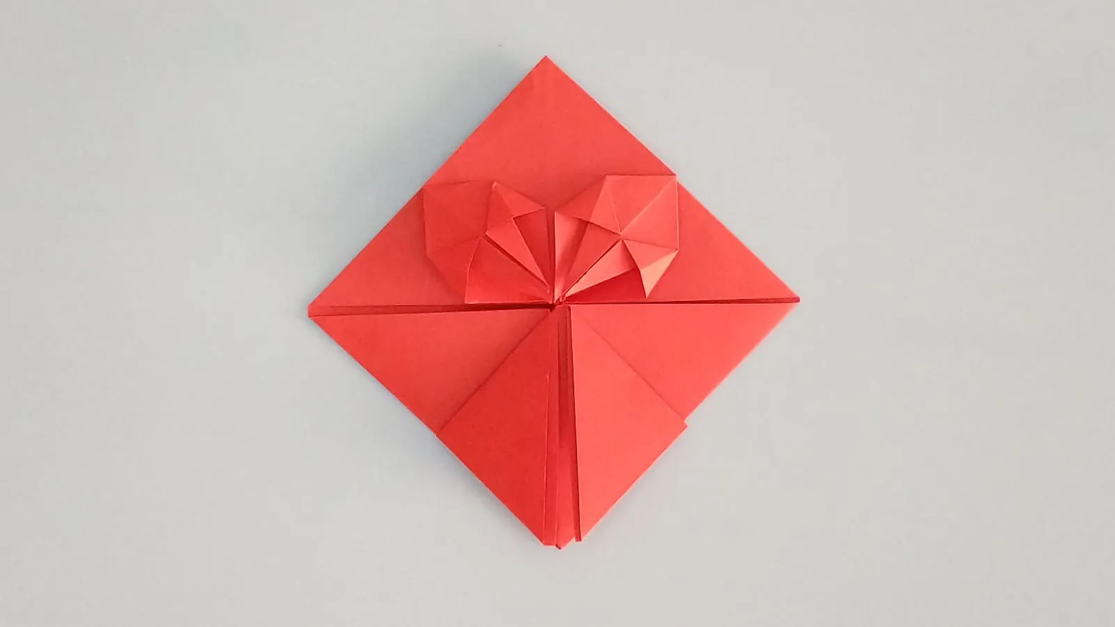 Złóż serce origami z papieru krok 31