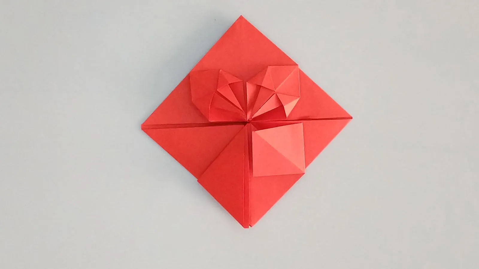 Origami širdies lankstymas iš popieriaus 32 žingsnis