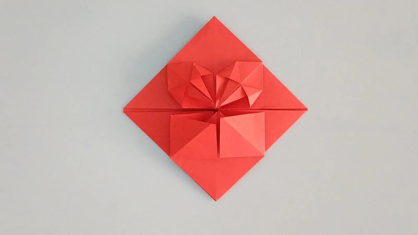 Origami širdies lankstymas iš popieriaus 33 žingsnis