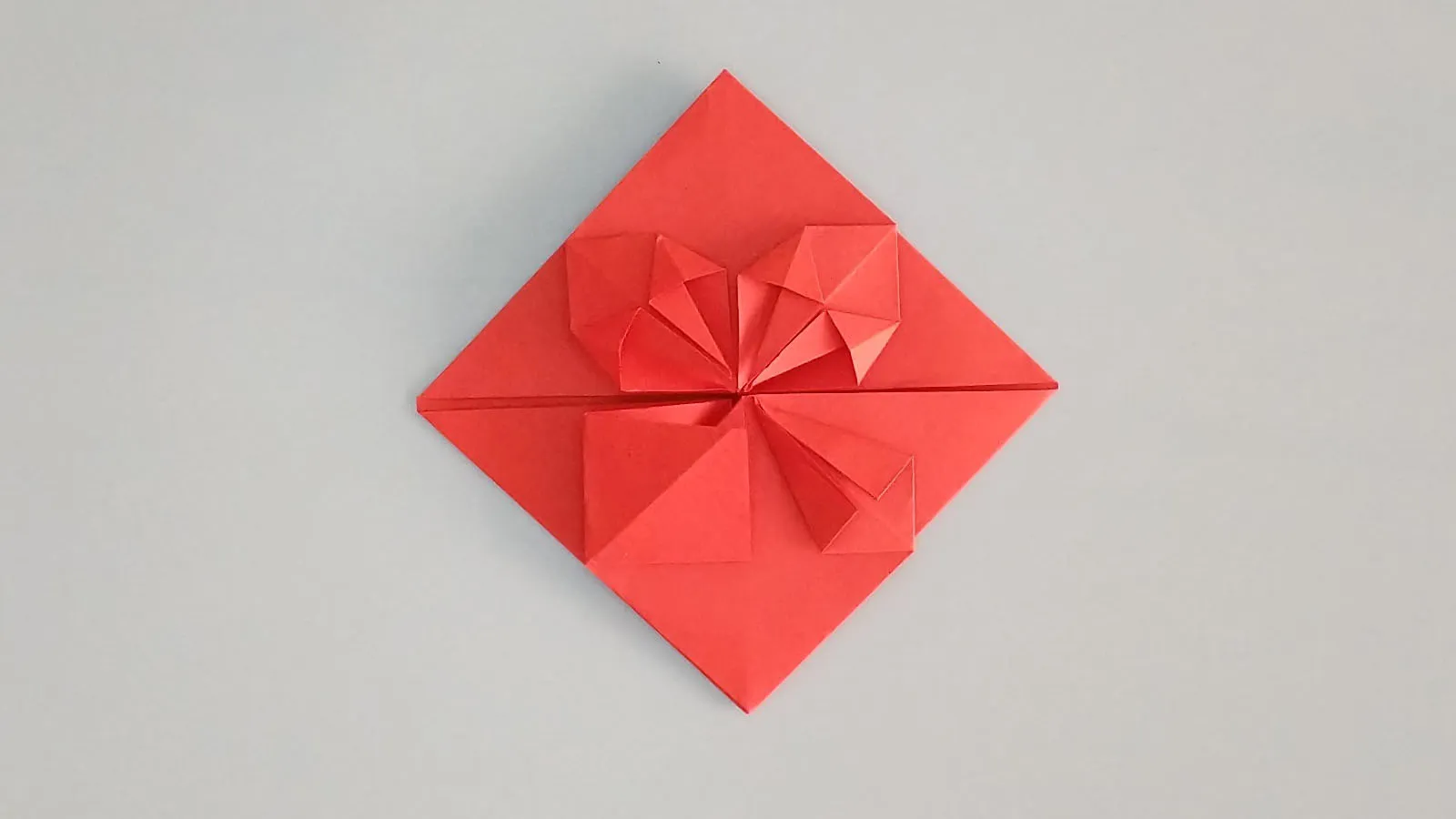 Doblar corazón de origami de papel paso 34