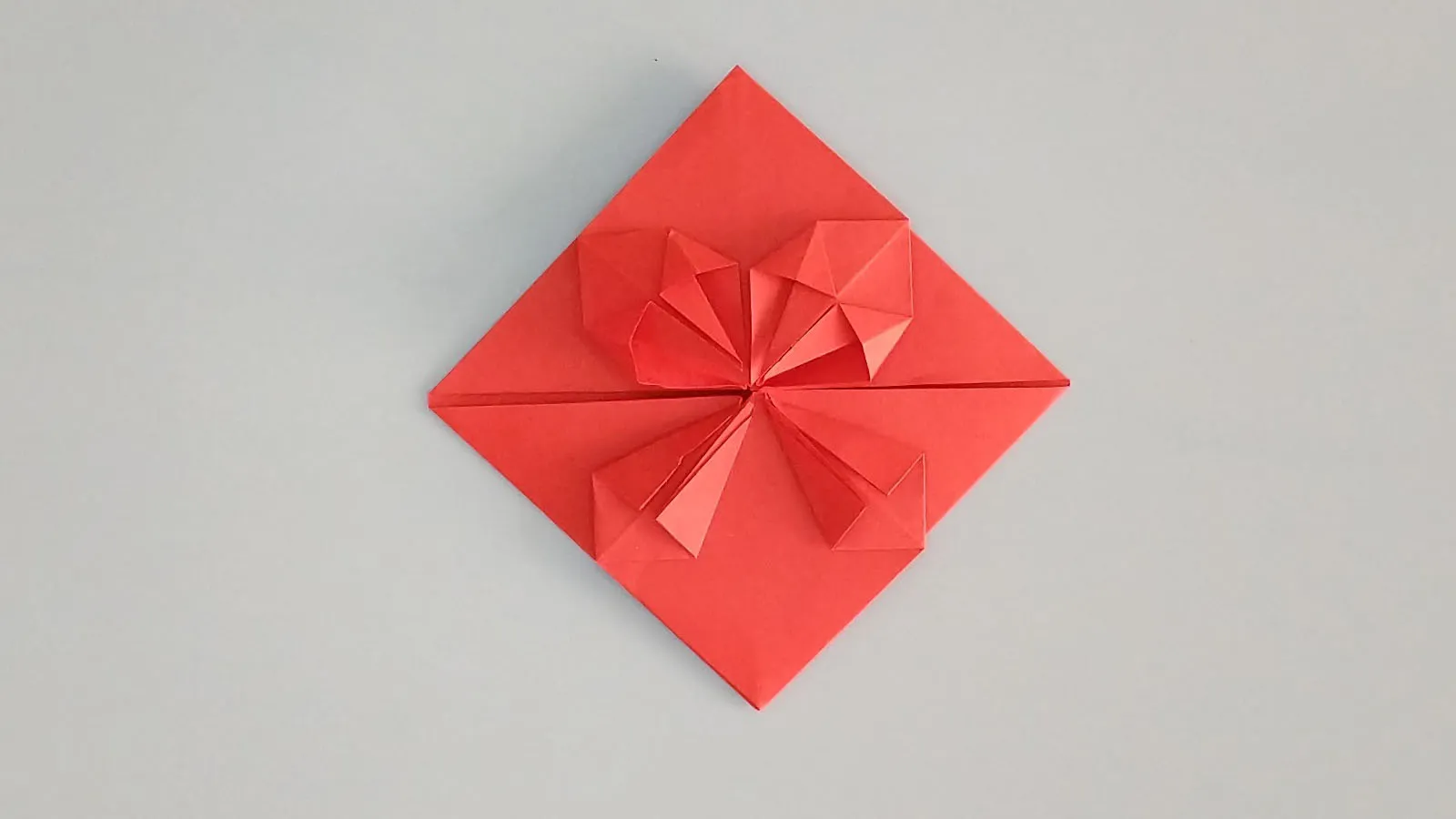 Plegar un corazón de origami de papel, paso 35