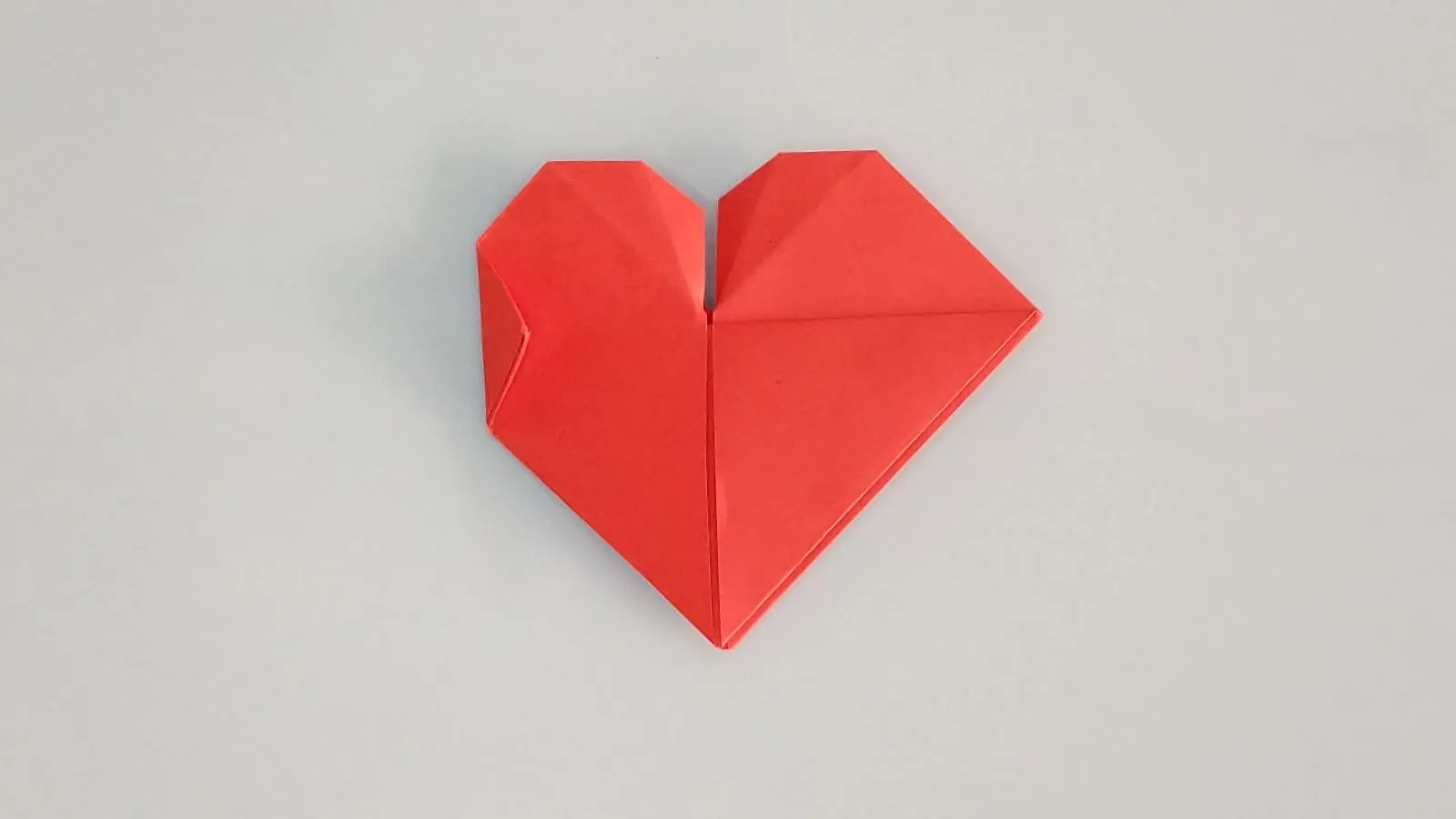 Dobla un corazón de papel en origami paso 40