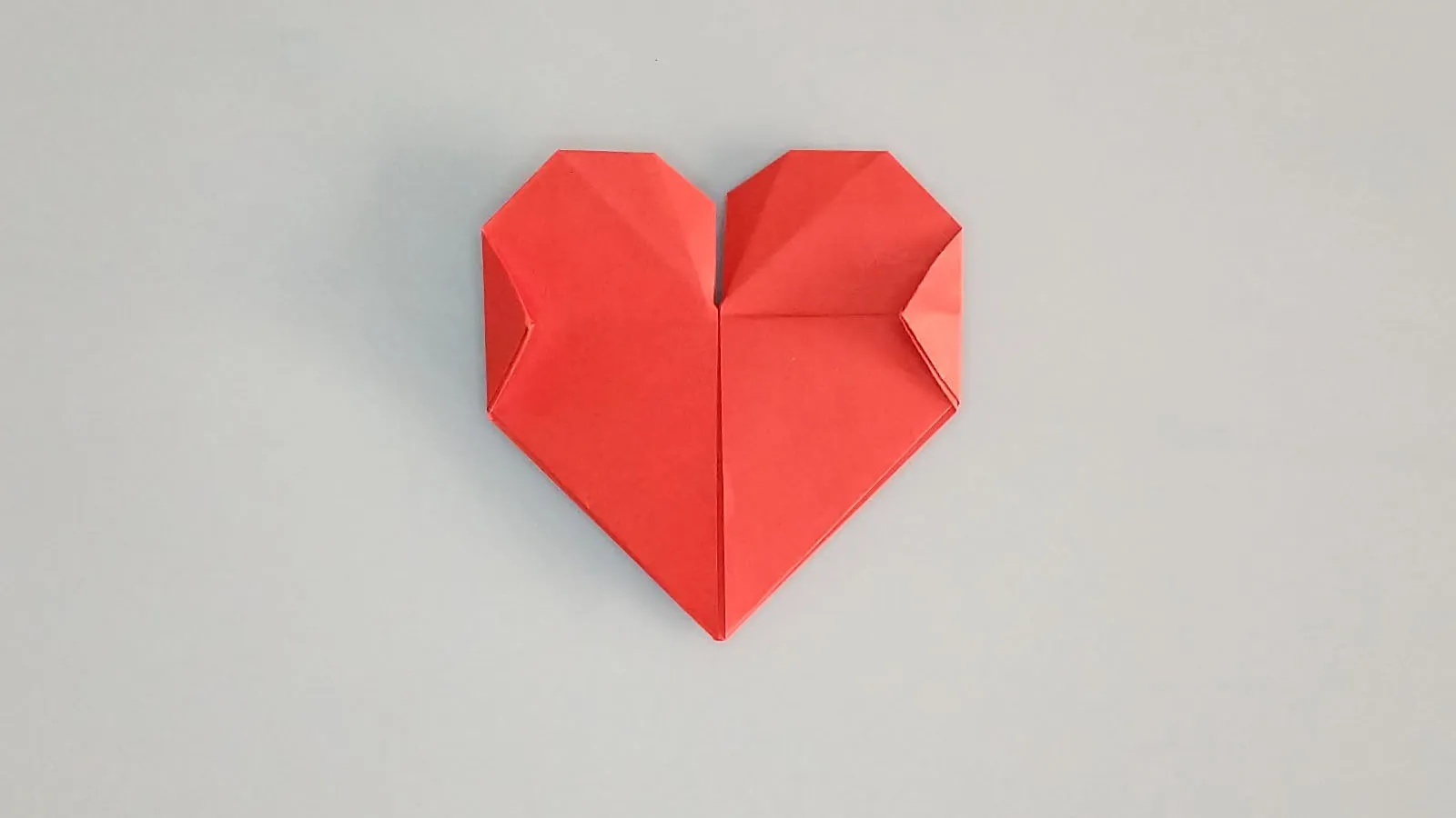 Plegar un corazón de origami de papel paso 41