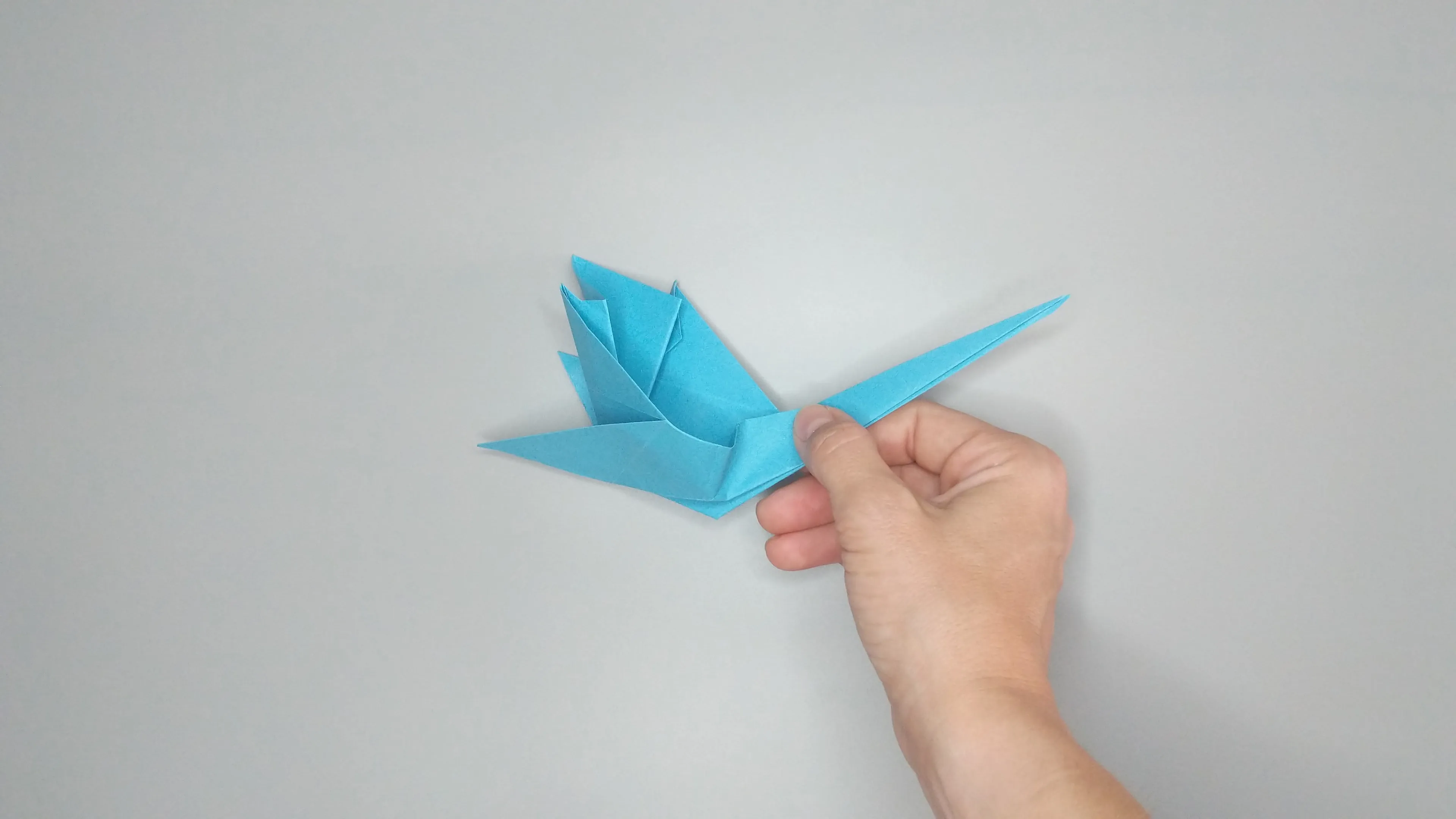 Instrucțiuni cu fotografii pentru plierea unui lebădă origami. Pasul numărul 32