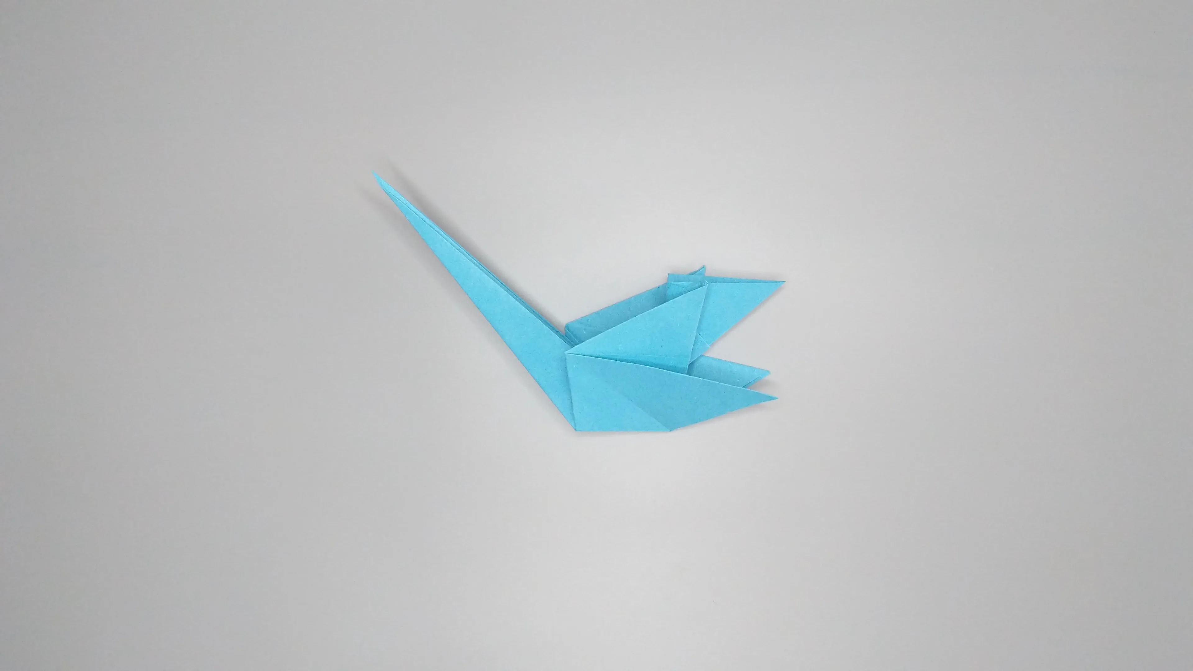 Návod s fotografiemi na složení origami labutě. Krok č. 37