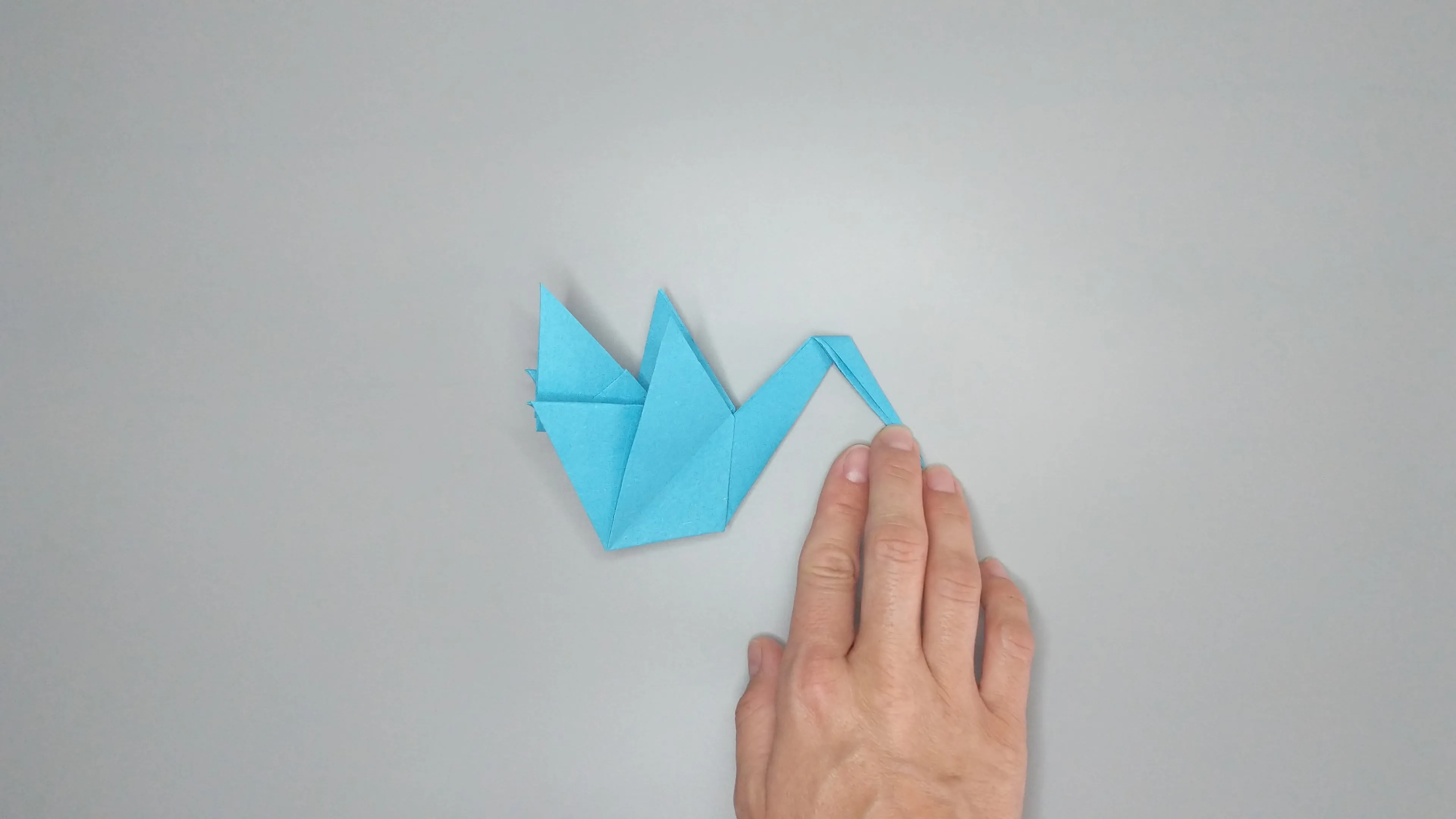 Bir origami kuğu katlama kılavuzu fotoğrafları ile. Adım № 42