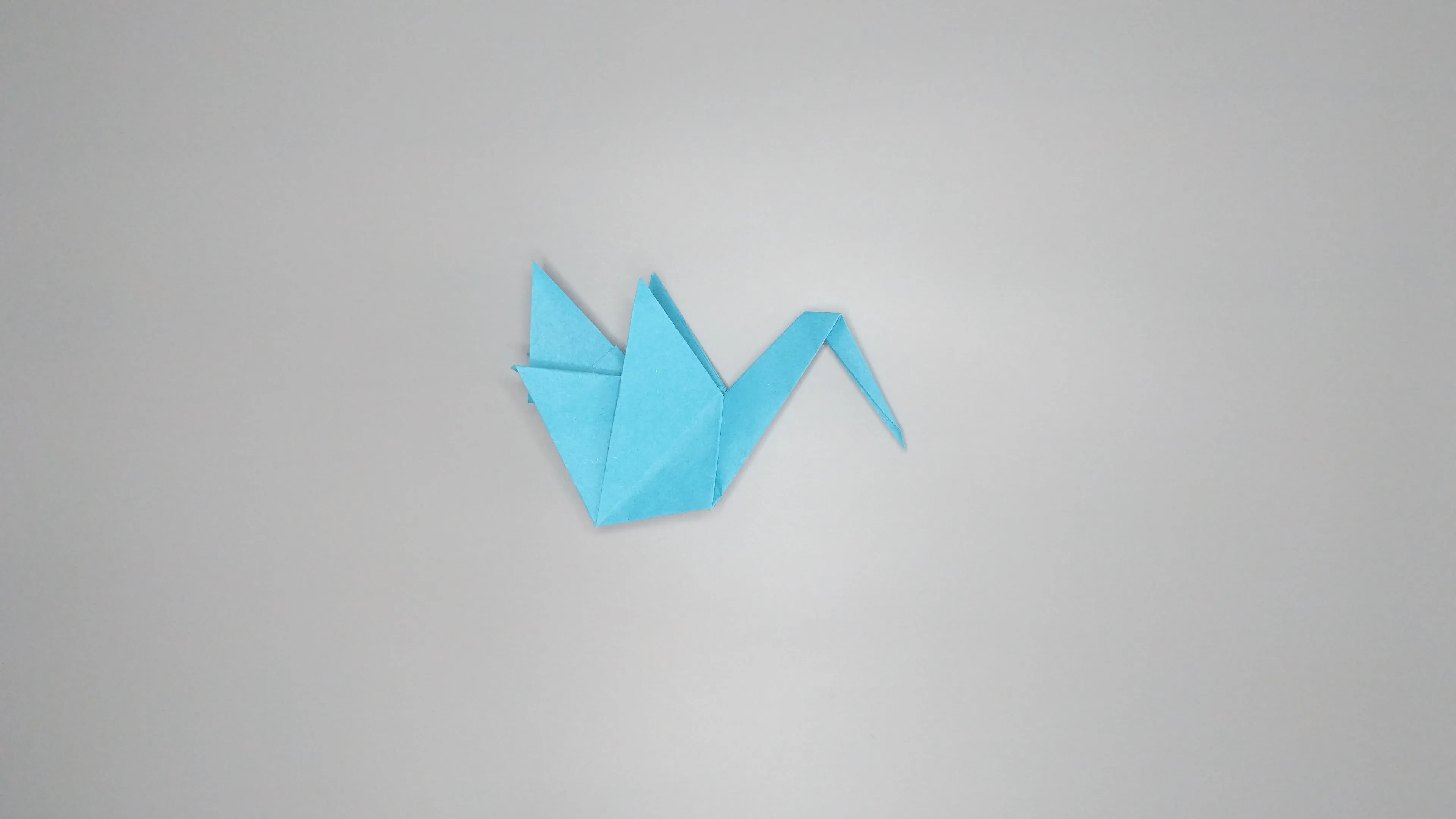 Bir origami kuğu katlama kılavuzu fotoğraflarıyla. Adım No 44