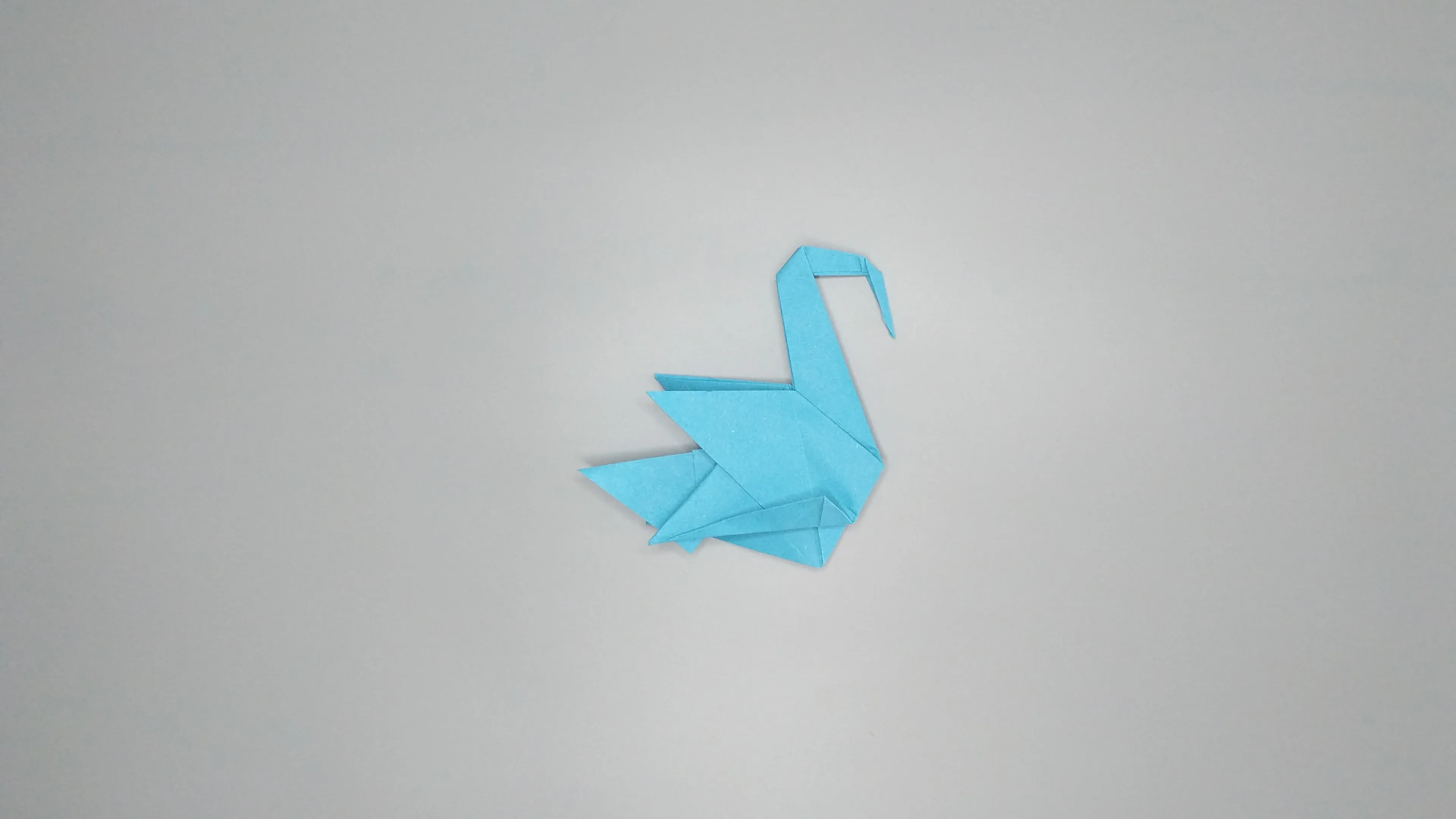 Návod s fotografiemi pro složení origami labutě. Krok číslo 46