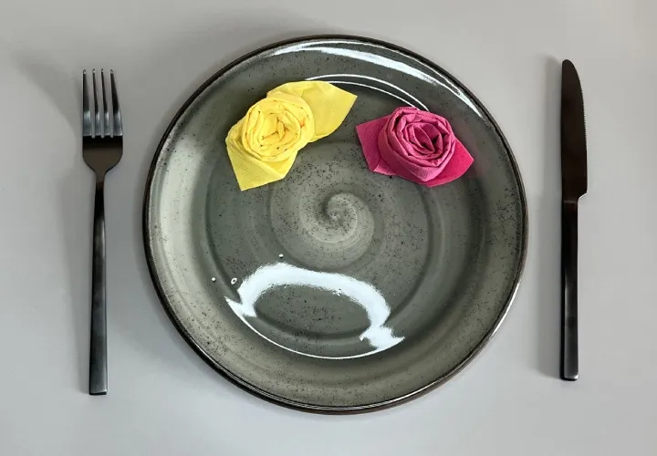 Doblar servilletas en forma de rosas: Instrucciones (Variante 2) con fotos y video