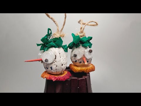 Preview image: Christmas crafting: Snowman ornaments made from a nut